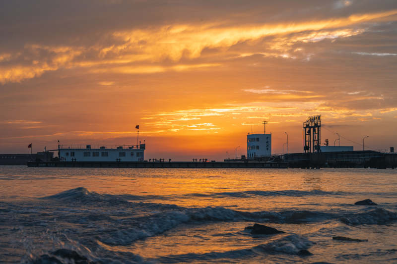 夕阳下的港口剪影图片