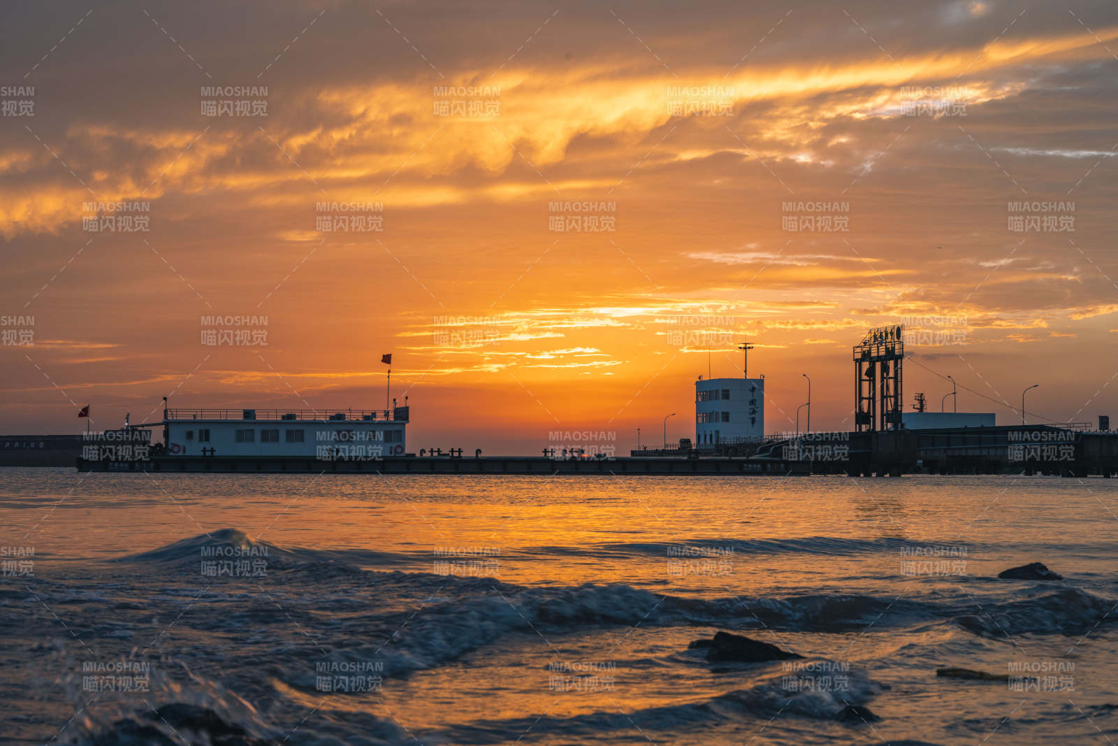 夕阳下的港口剪影图片