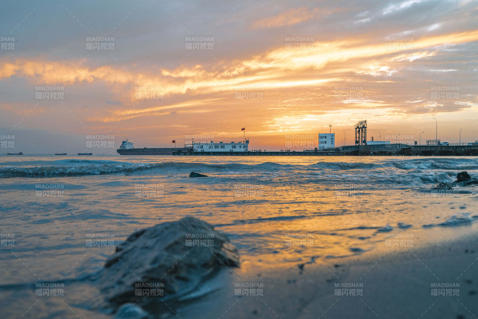 夕阳下的海岸线图片