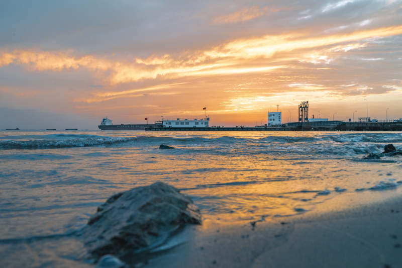 夕阳下的海岸线图片