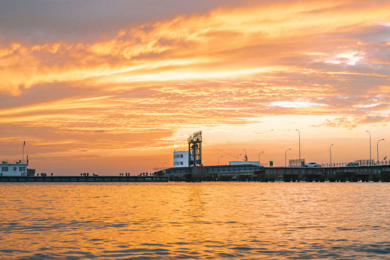 江苏南通裤子港栈桥落日余晖图片