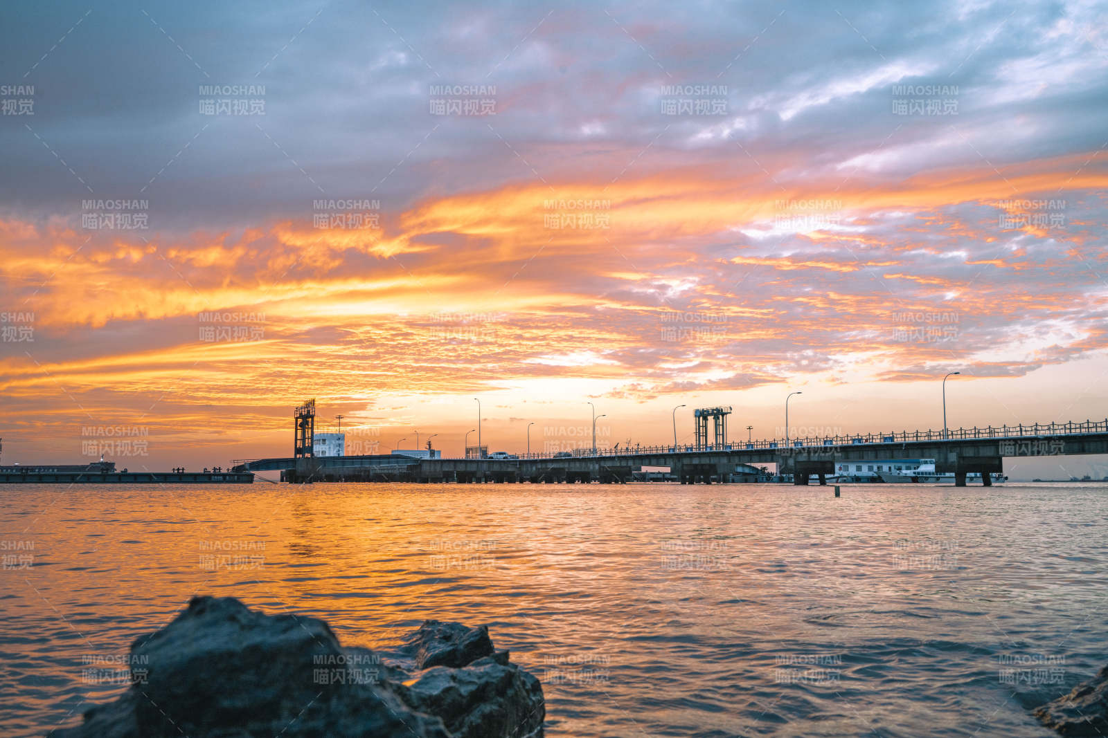 夕阳下的港口美景图片