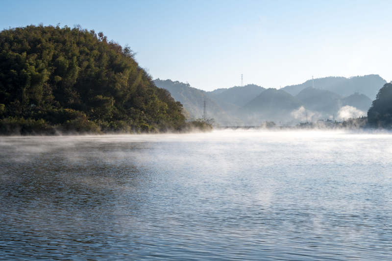 晨雾湖光山色图片