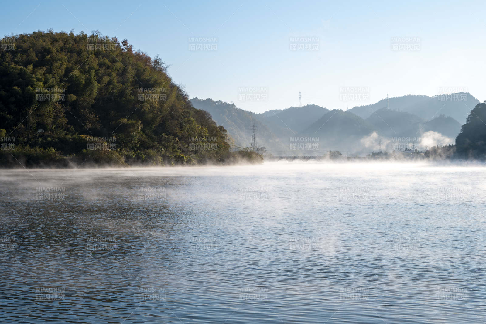 安徽泾县青弋江晨雾静谧江面图片