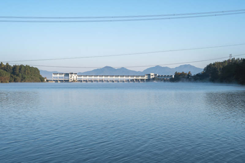 湖光山色桥影图片