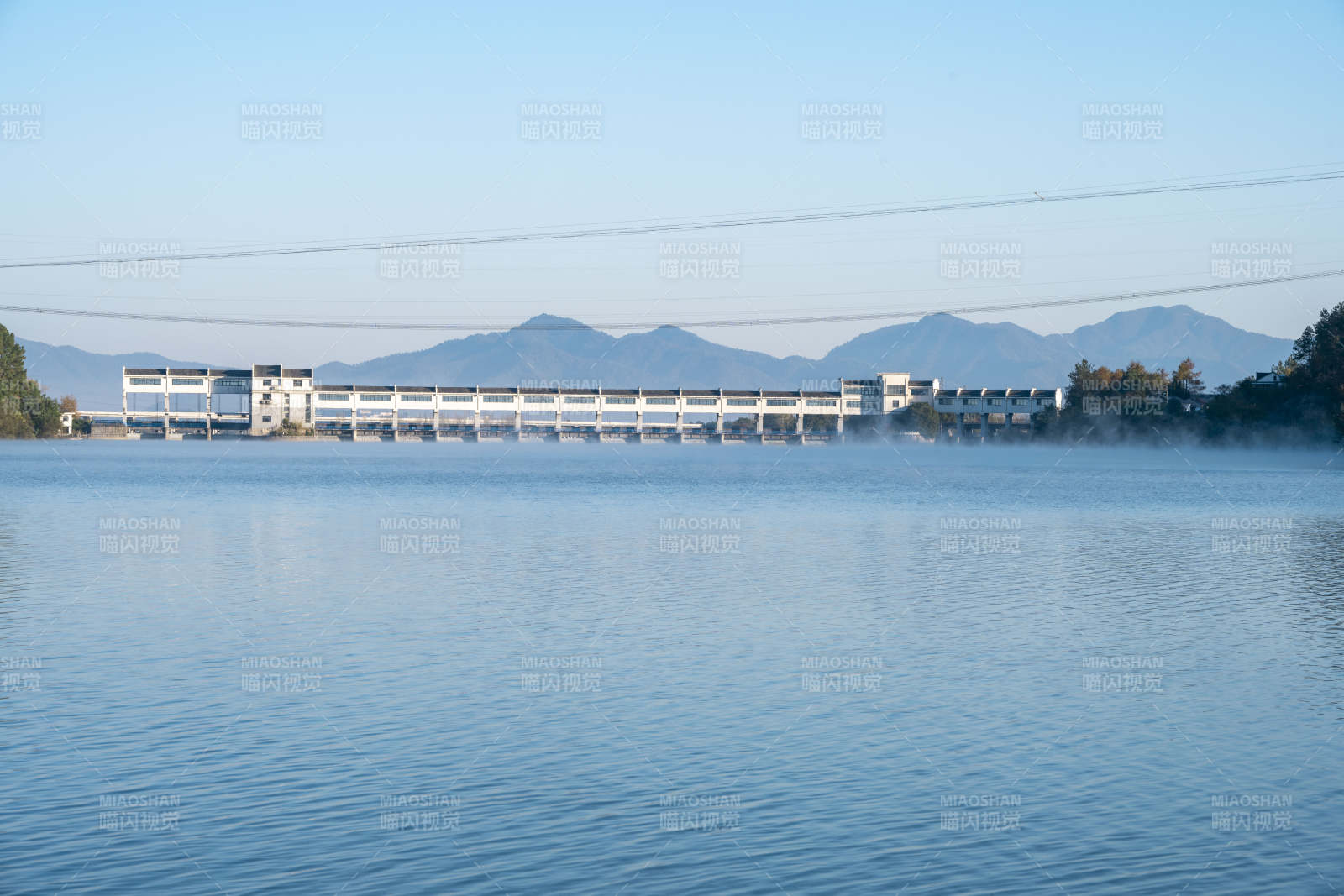 安徽泾县青弋江江畔水坝风光图片