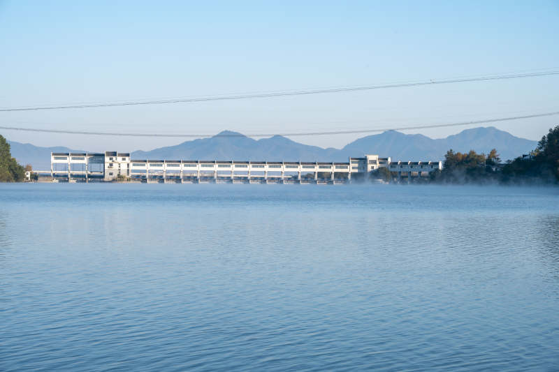 安徽泾县青弋江江畔水坝风光图片