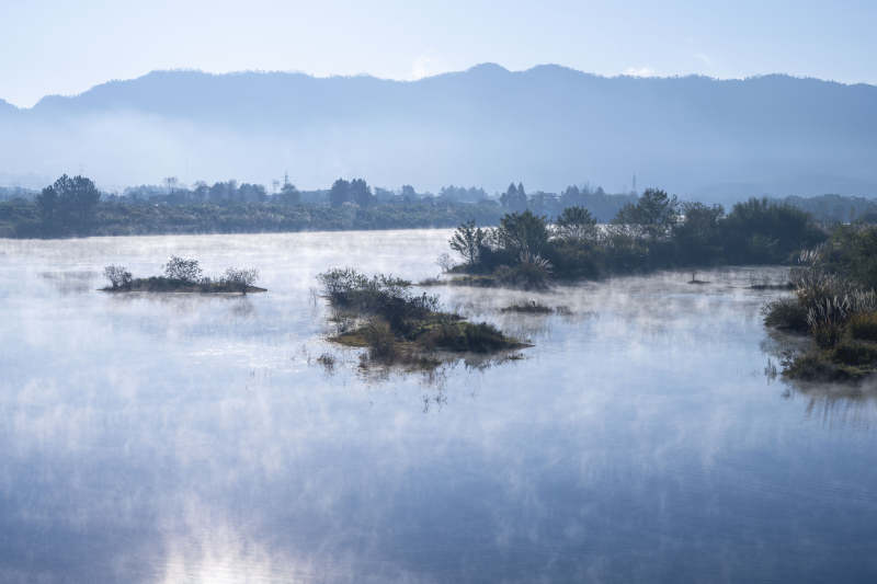 安徽泾县青弋江晨雾静谧江面图片
