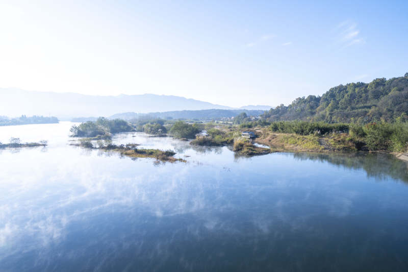 安徽泾县青弋江清晨静谧江面图片