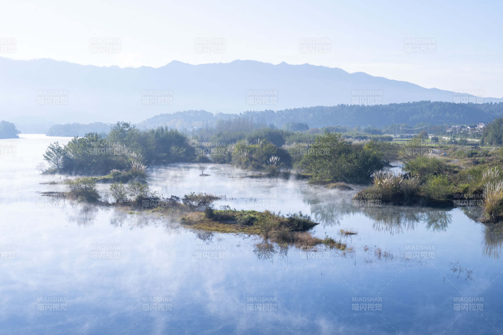 安徽泾县青弋江清晨静谧美图片