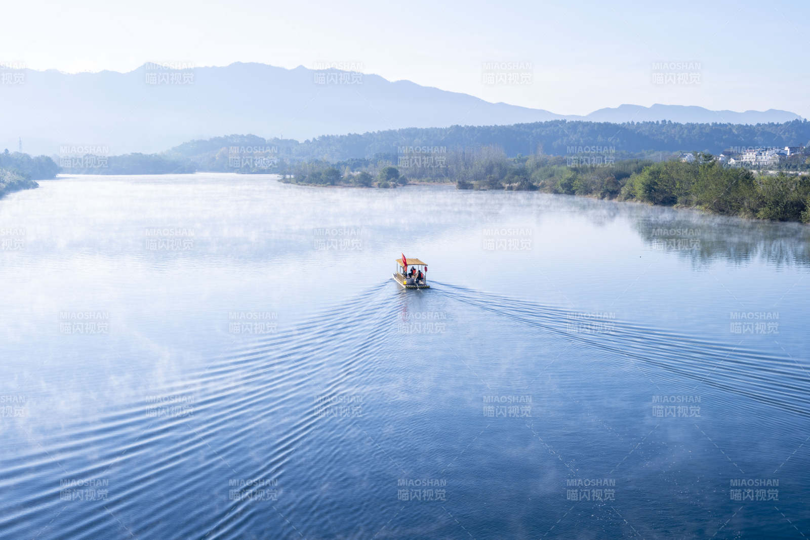 安徽泾县青弋江江面孤舟行图片