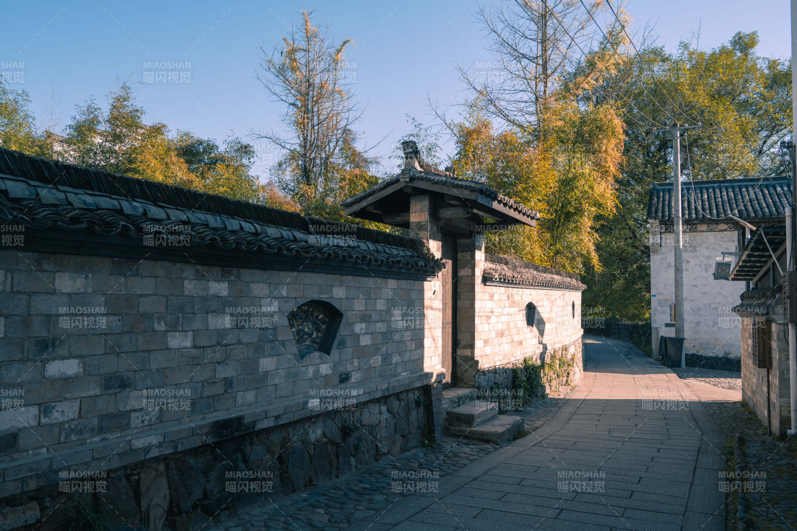 安徽泾县桃花潭西岸古巷秋景图片