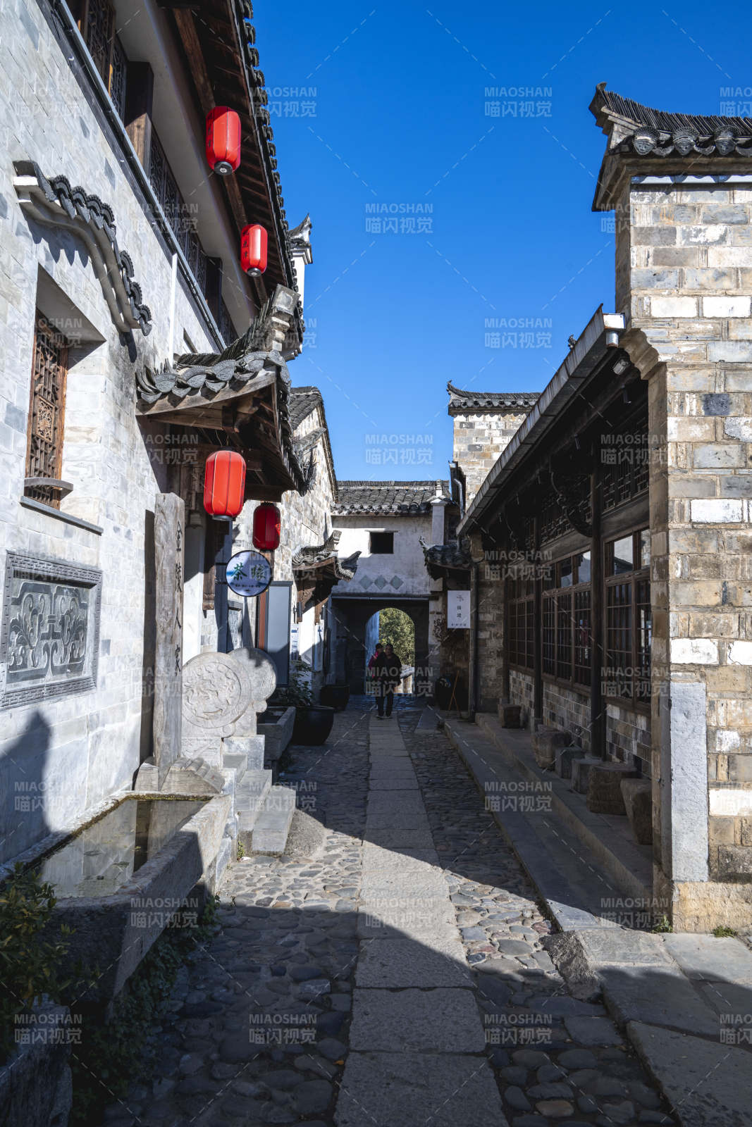 安徽泾县桃花潭西岸古巷红灯映晴空图片