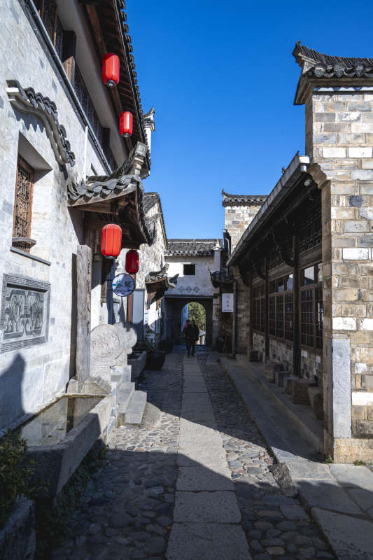 古巷红灯映晴空图片