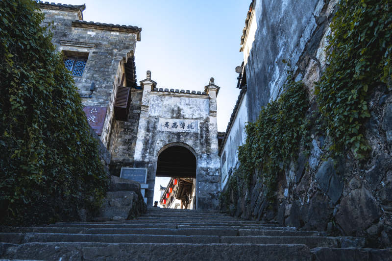 古巷石门迎客来图片