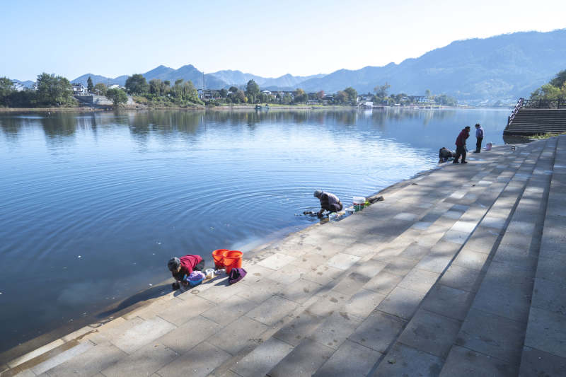 安徽泾县桃花潭潭边劳作居民图片