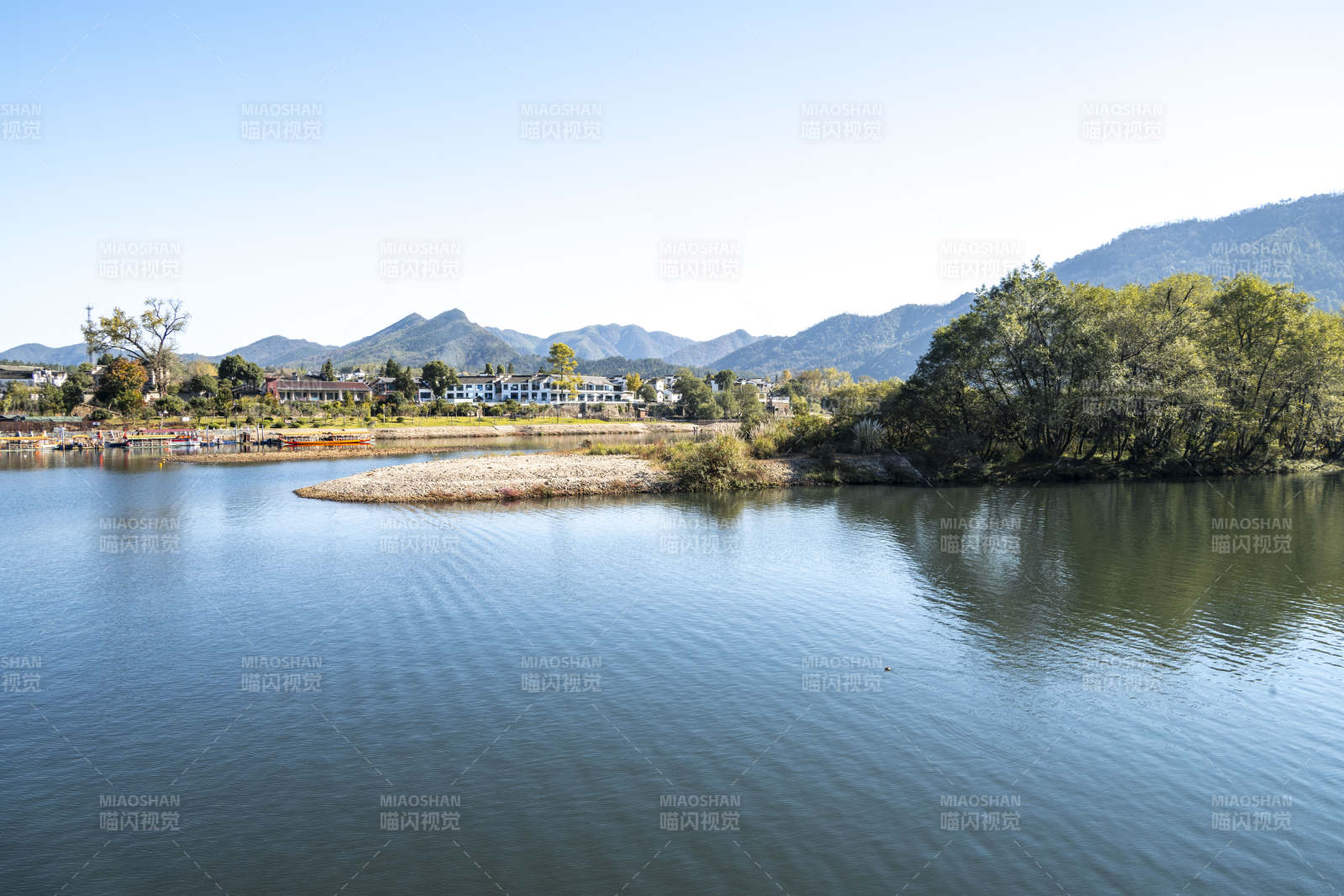安徽泾县桃花潭湖光山色静谧景图片