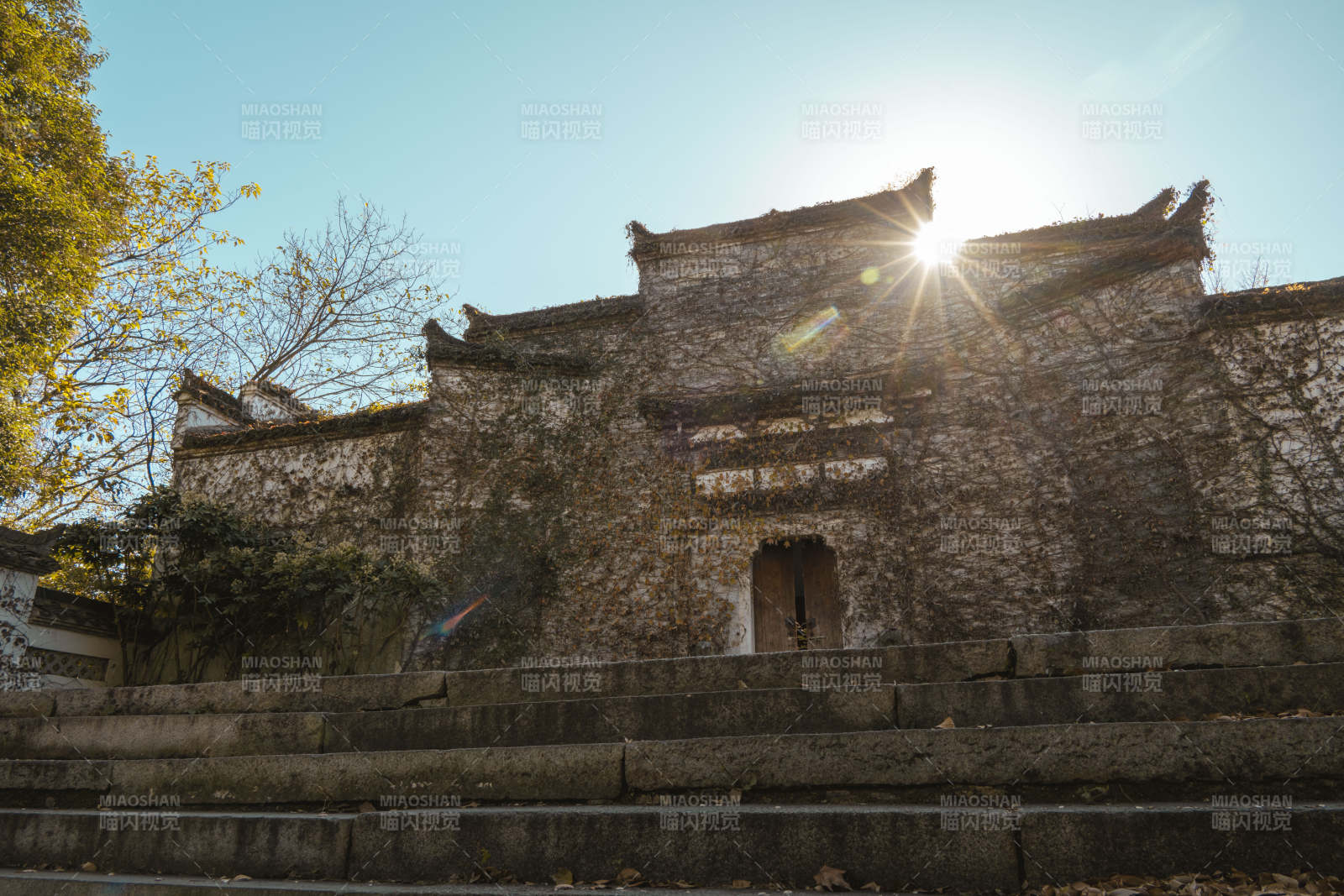 安徽泾县桃花潭西岸古宅晨光图片