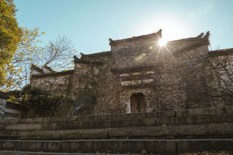 安徽泾县桃花潭西岸古宅晨光图片