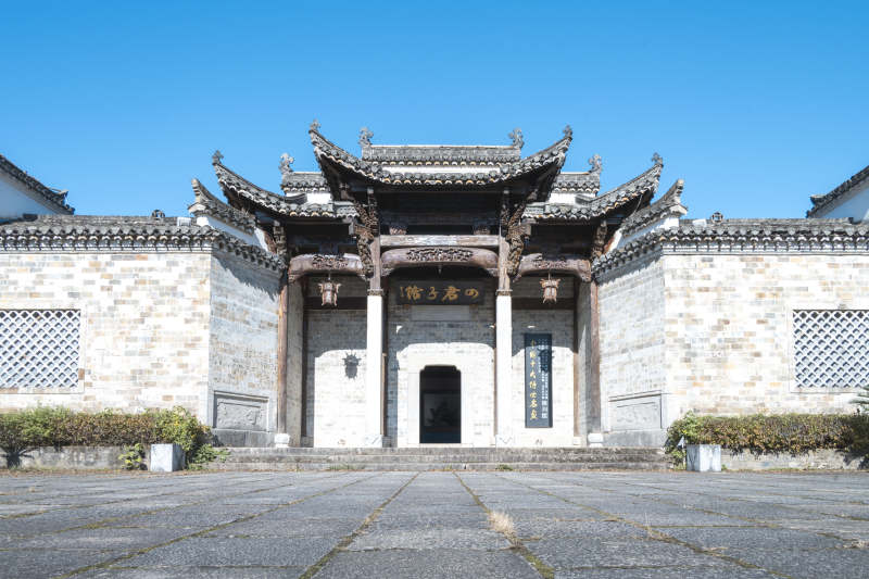 安徽泾县桃花潭西岸古建筑门前广场图片