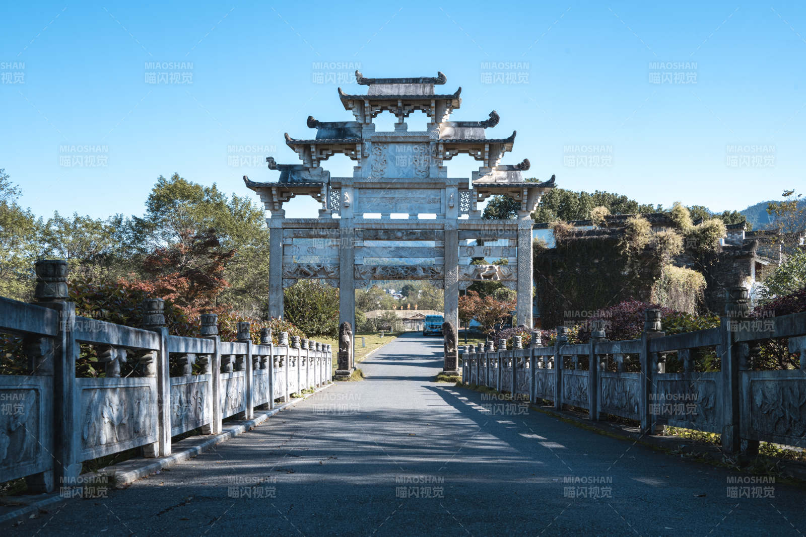 安徽泾县桃花潭西岸中式牌坊入口图片