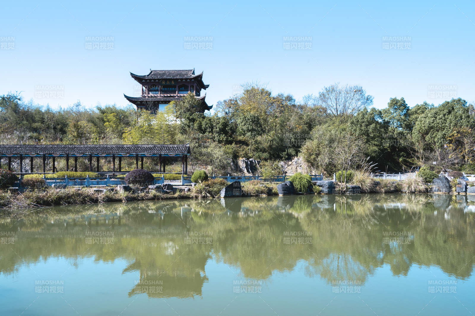 安徽泾县桃花潭西岸湖畔古亭倒影图片