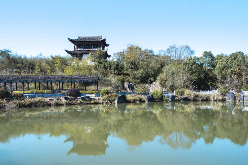 湖畔古亭倒影图片