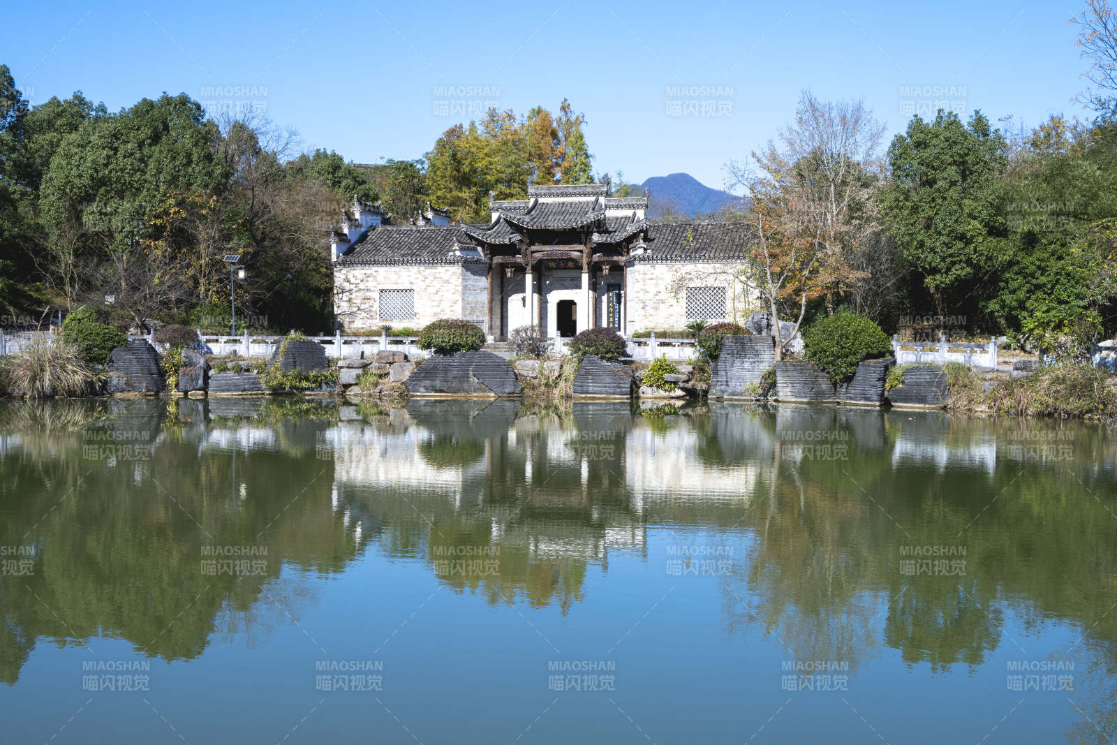 安徽泾县桃花潭西岸湖畔古亭倒影图片