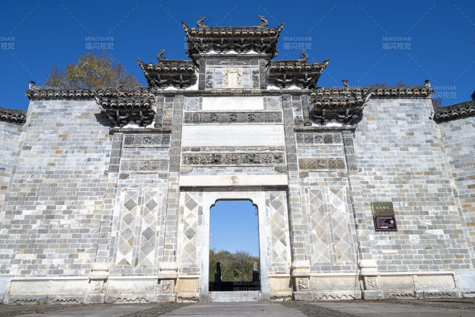 安徽泾县桃花潭西岸古建筑大门图片