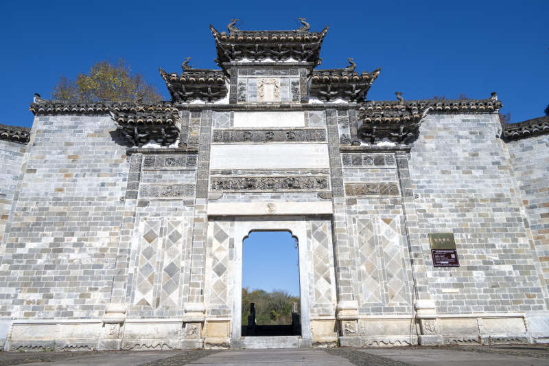 安徽泾县桃花潭西岸古建筑大门图片