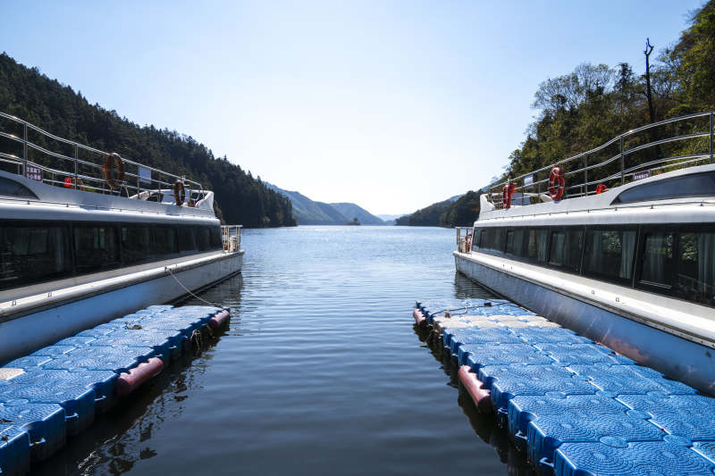 安徽皖南川藏线青龙湖游船图片