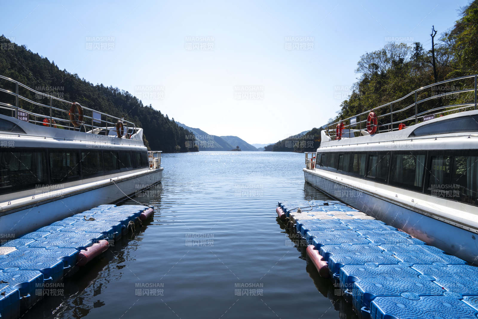 安徽皖南川藏线青龙湖游船图片