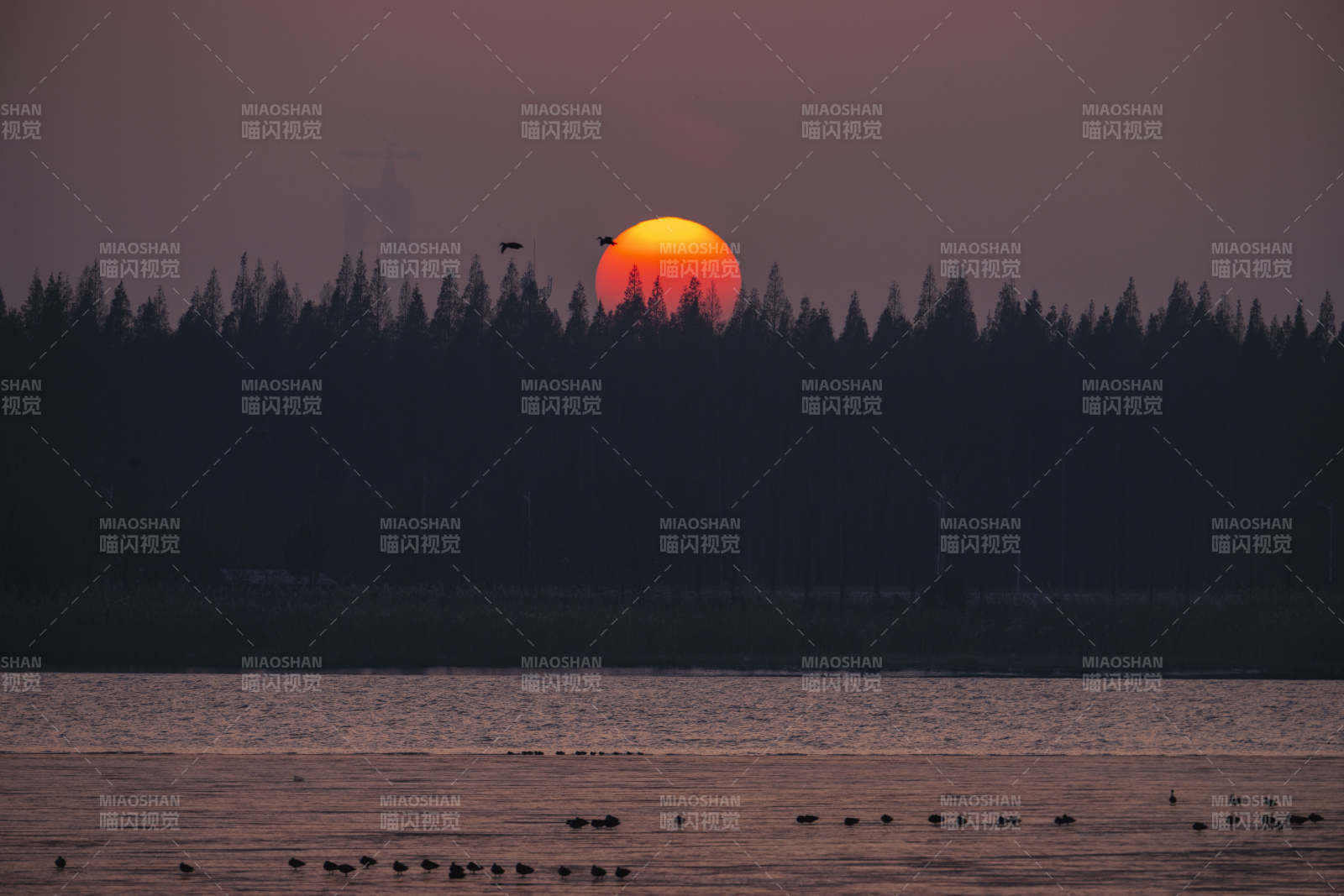 夕阳西下湖面静图片