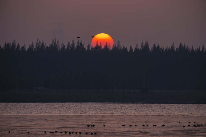 夕阳西下湖面静图片