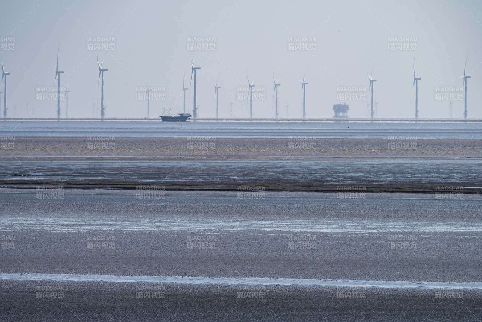 江苏盐城条子泥风车与海景图片