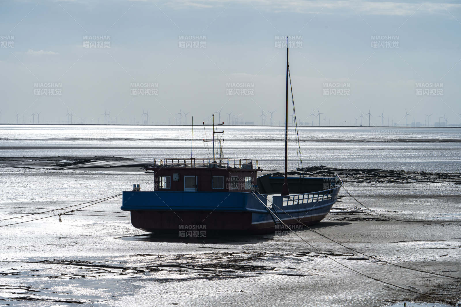 江苏盐城条子泥海滩搁浅的渔船图片