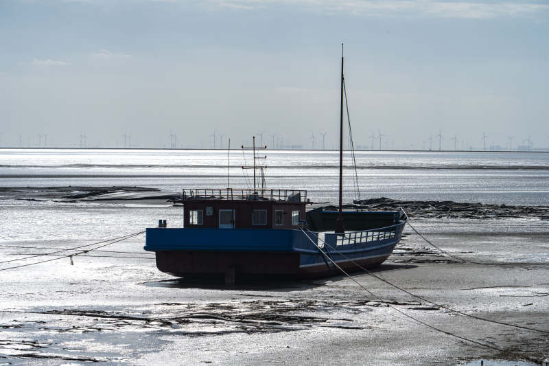 搁浅的渔船图片