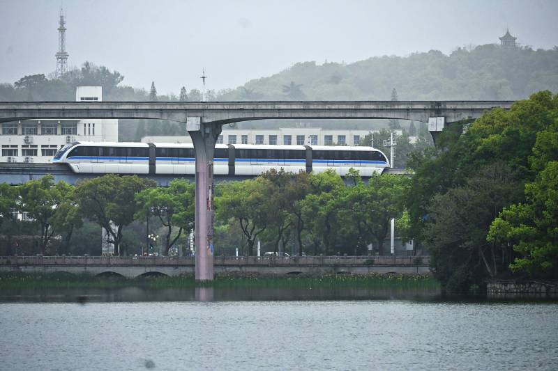 芜湖镜湖公园轻轨穿行而过图片