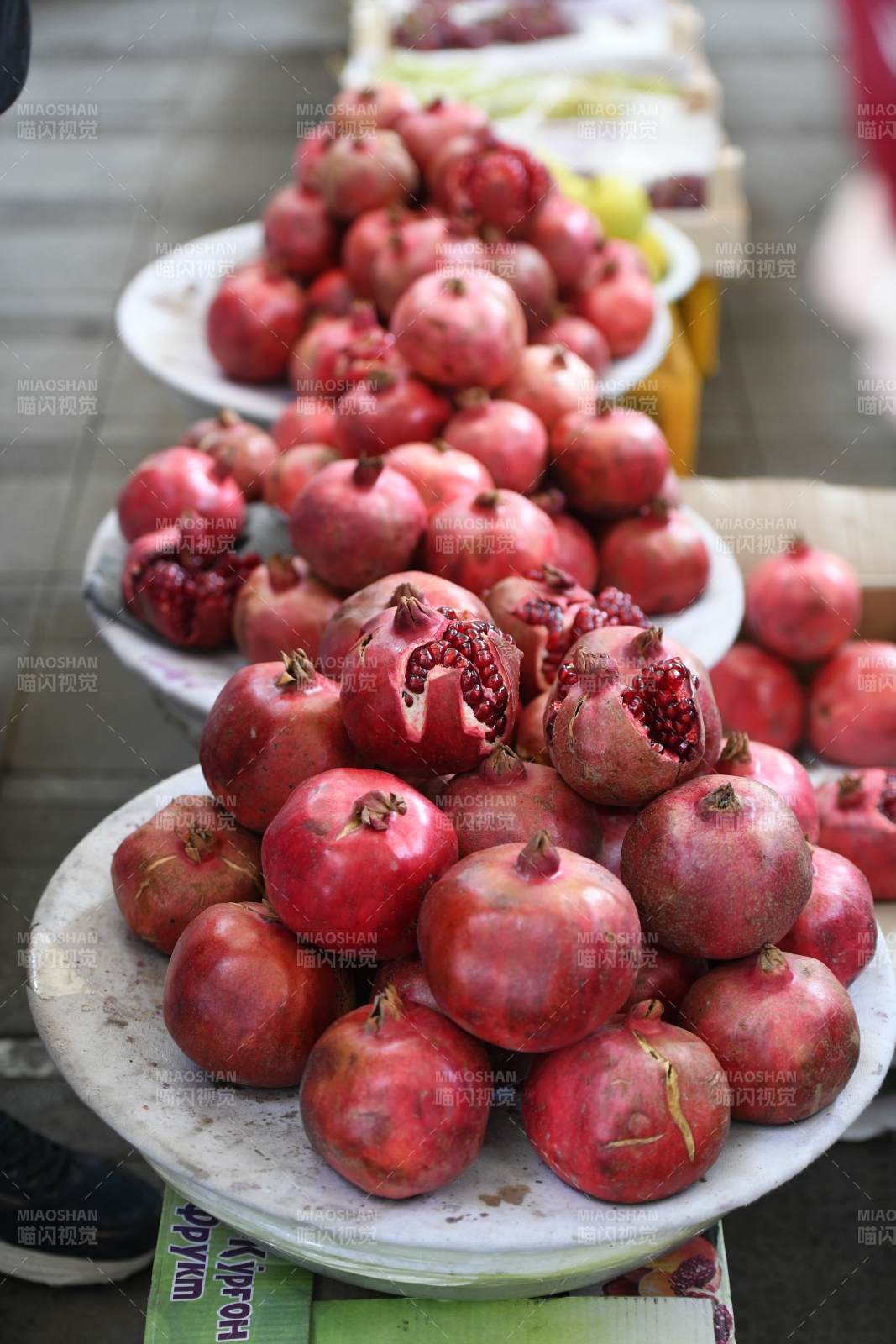 鲜红石榴堆满盘图片