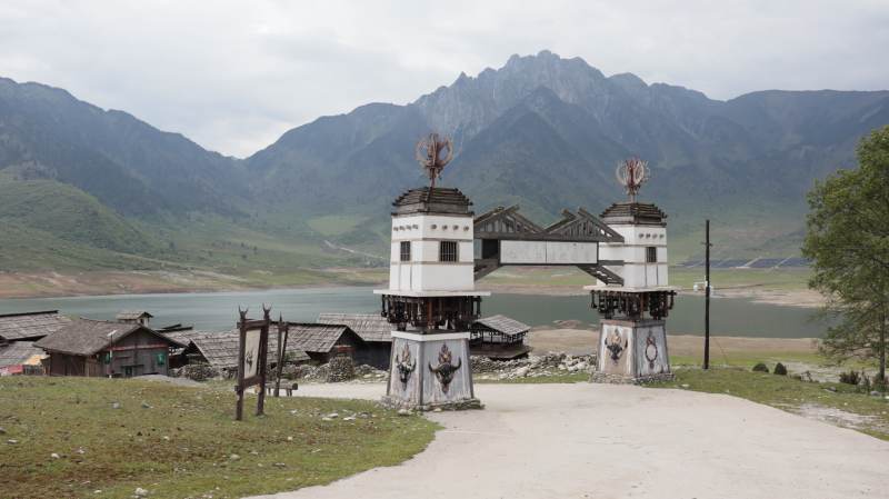 山间古塔与湖景图片