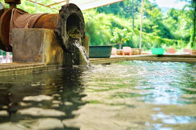水从管道流入池中图片