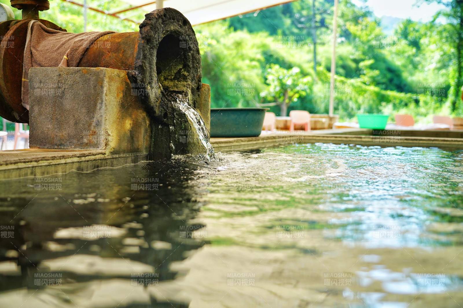 水从管道流入池中图片