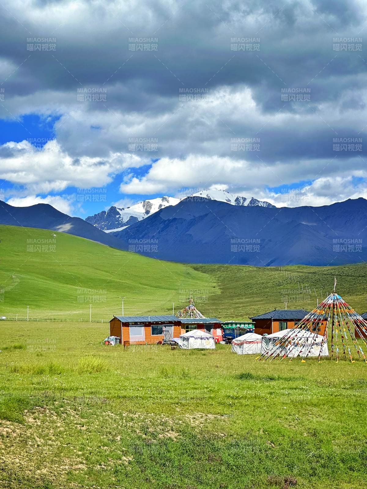 草原上的蒙古包图片