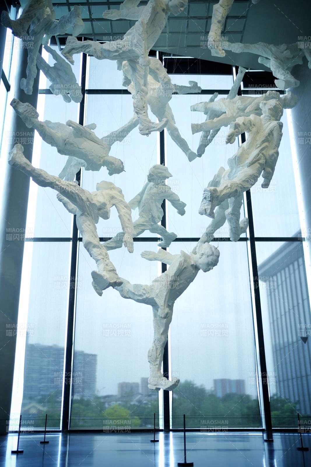 空中舞者雕塑图片