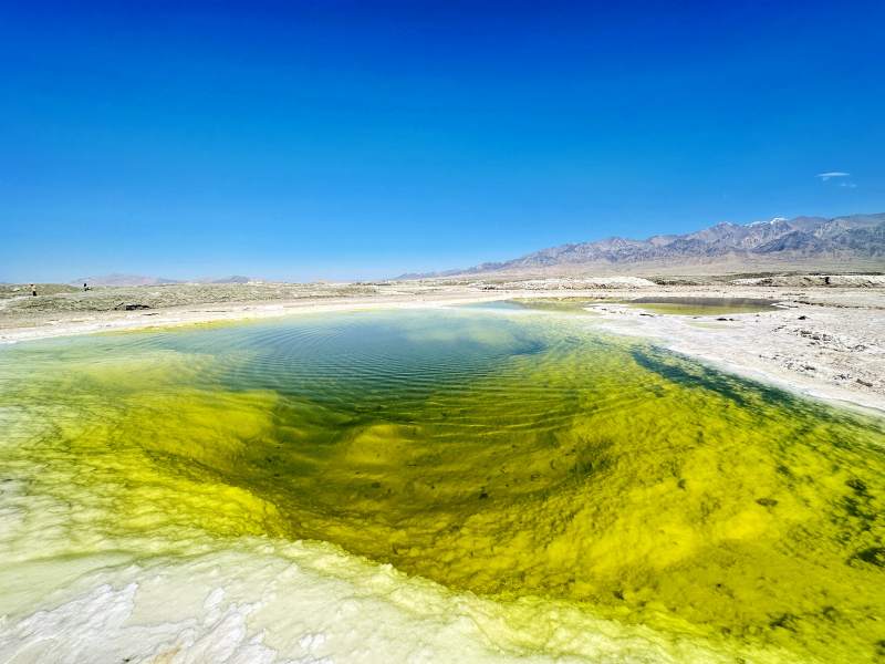 碧绿盐湖映蓝天图片