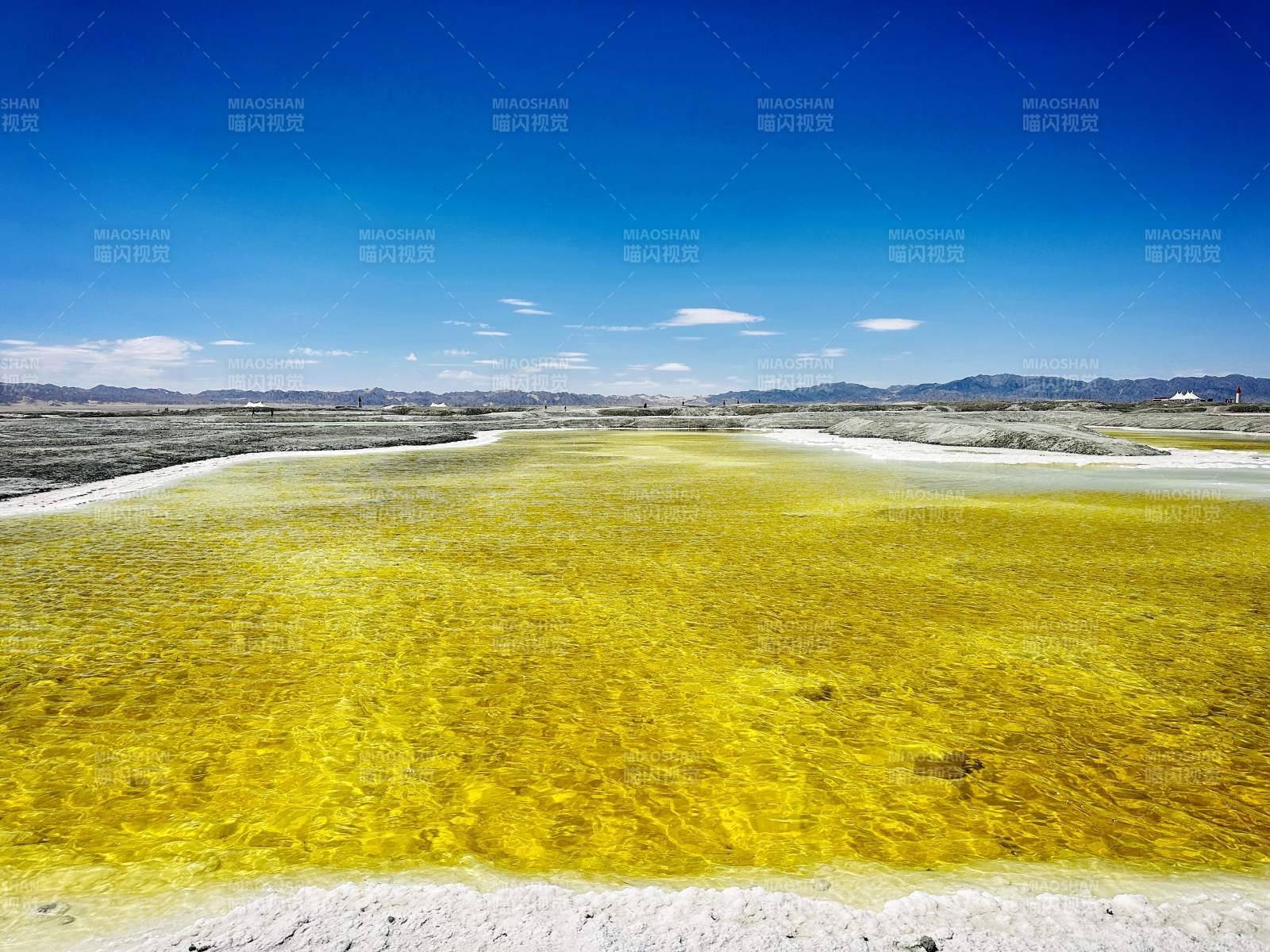 金黄盐湖映蓝天图片