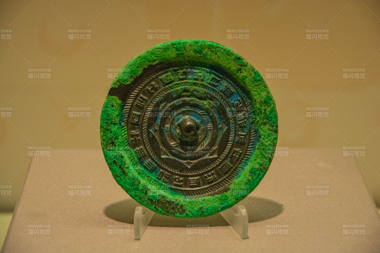 古铜镜绿锈斑驳图片