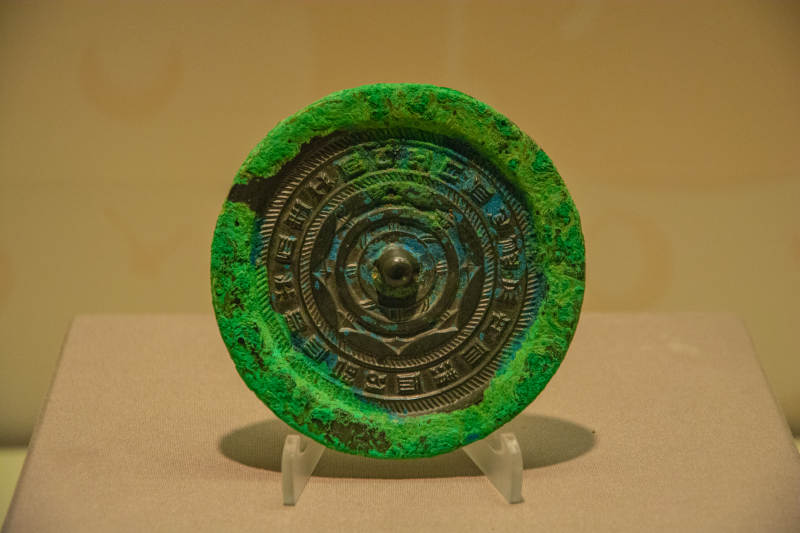 古铜镜绿锈斑驳图片