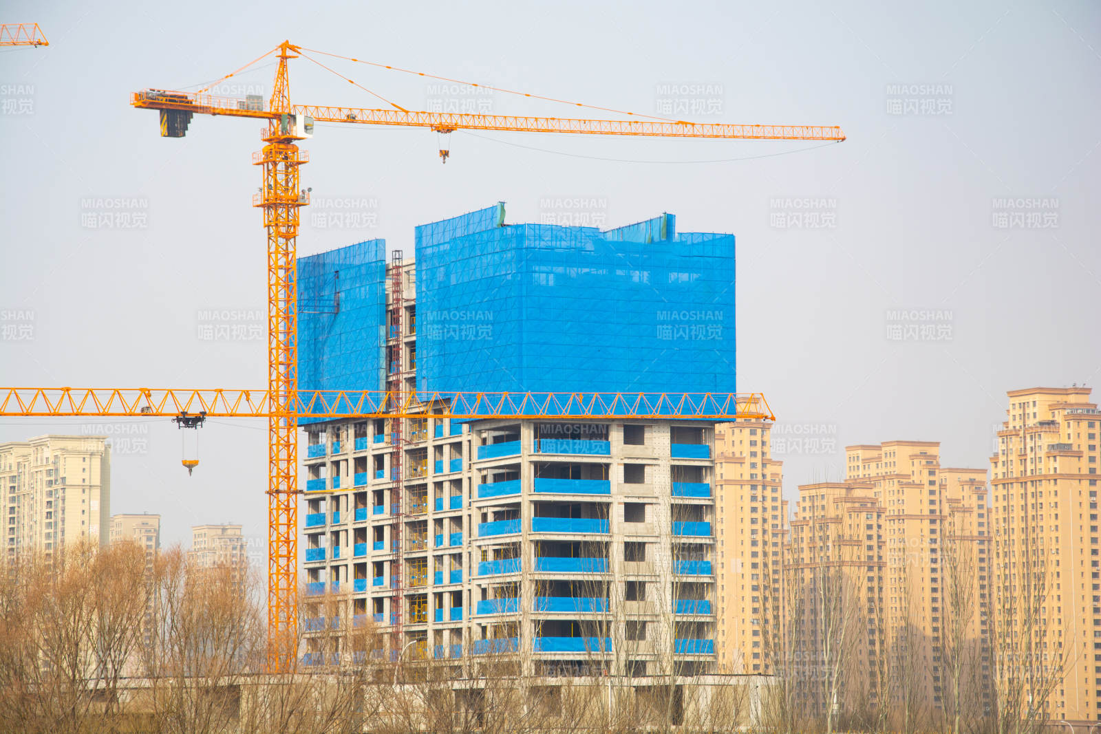 建筑工地塔吊作业图片