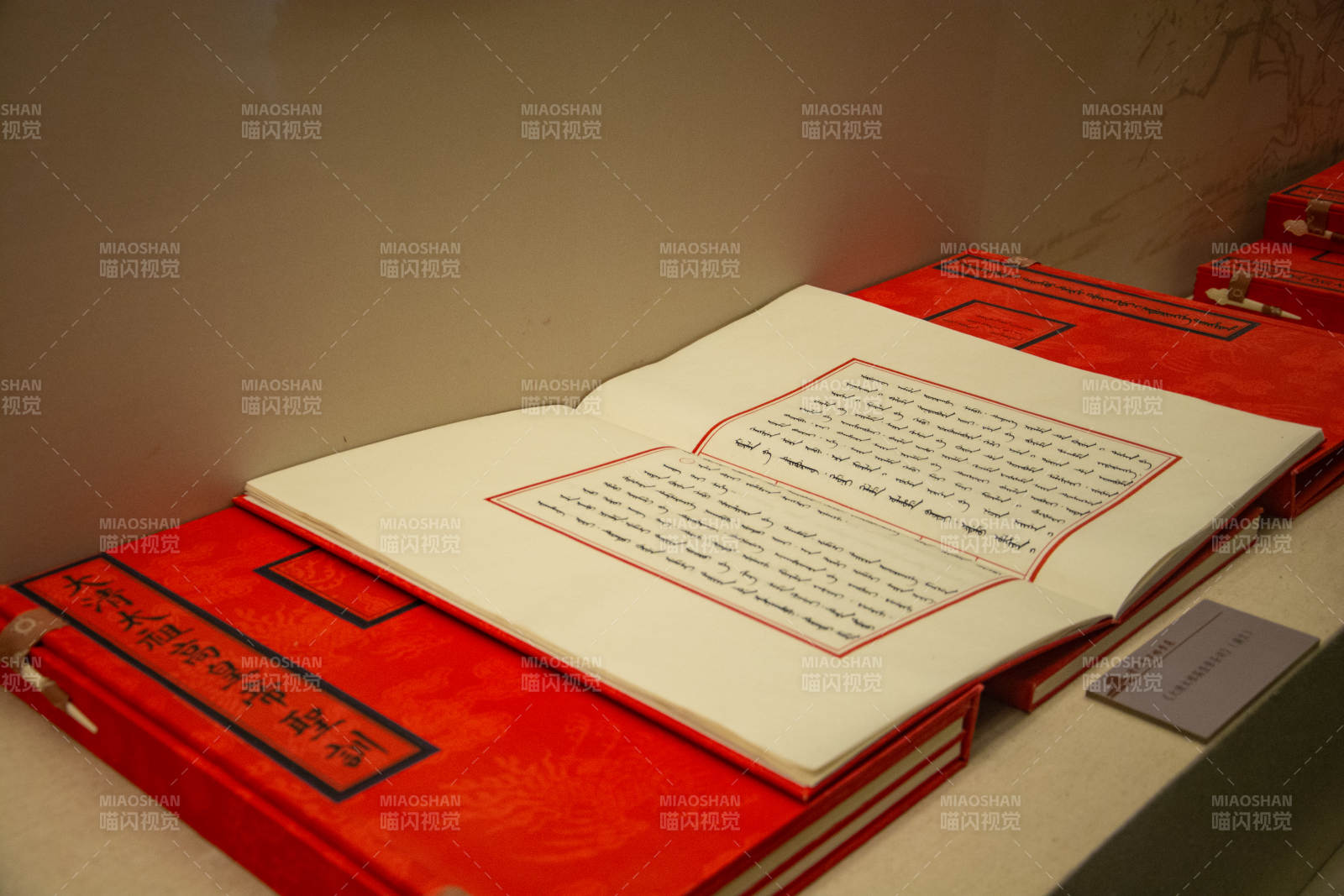 古籍展示柜图片